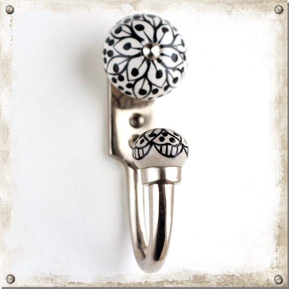 Haken, weißer Knopf mit schwarzem Blumenmuster