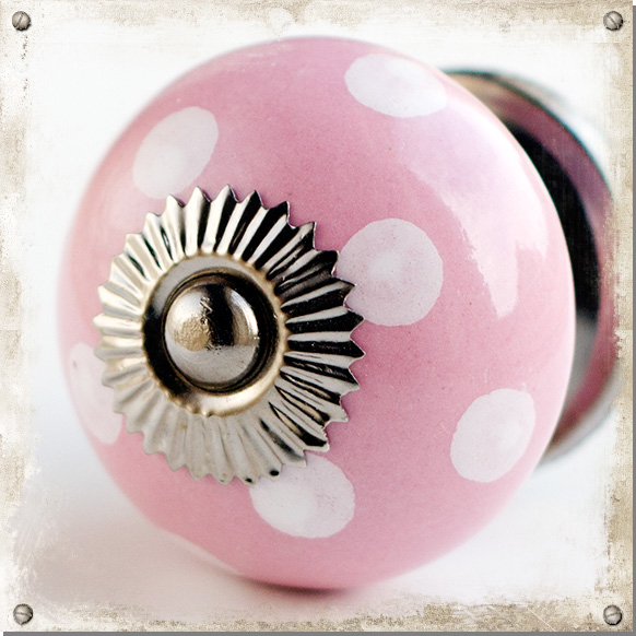 Prickig knopp, rosa med vita prickar