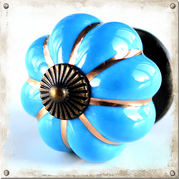 Knopf mit goldfarbenen Streifen, blau