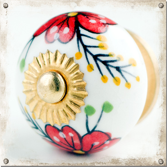 Weißer Knopf aus Porzellan mit roter Waldblume