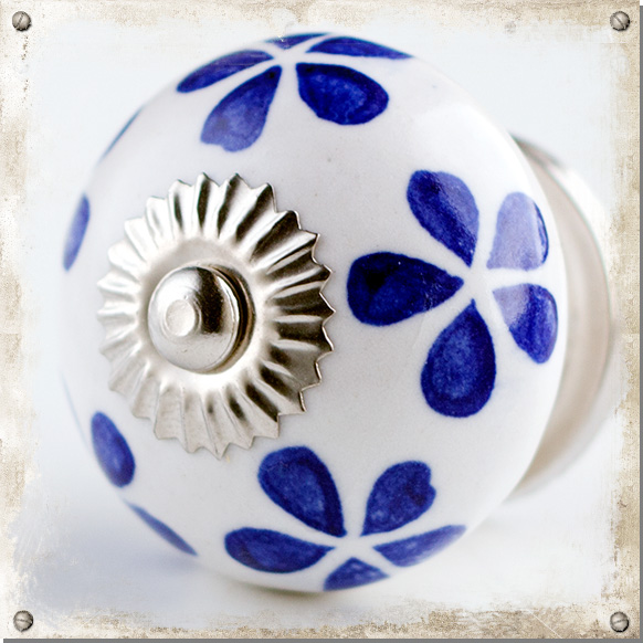 Porslinsknopp - 40 mm diameter - Vit rund dörrknopp med blå blomblad