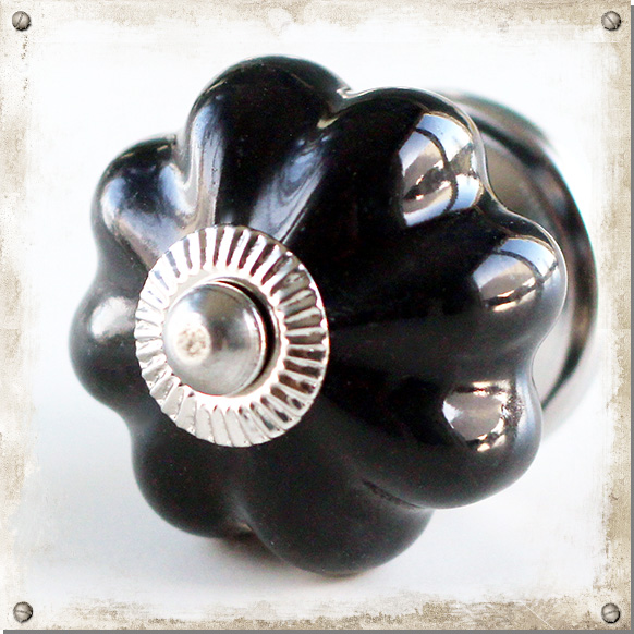Enfärgad knopp i porslin, svart - silver