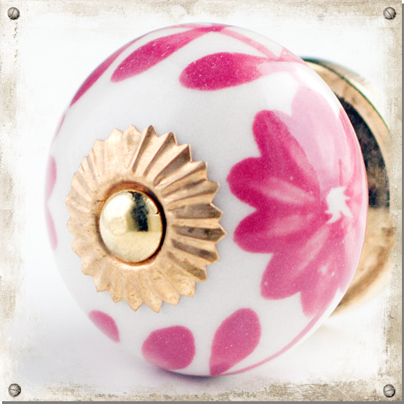 Vit knopp i porslin med stora rosa blommor