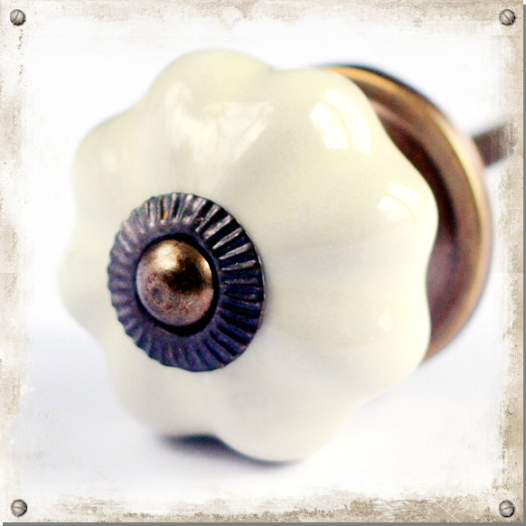 Liten beige knopp