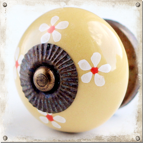 Porslinsknopp - 40 mm diameter - Gul knopp med vita och röda blommor