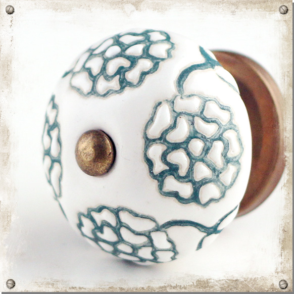 Porslinsknopp - 40 mm diameter - Vit porslinsknopp med stora gröna blommor
