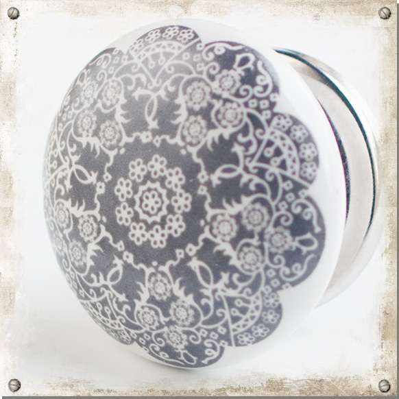 Bouton de placard blanc en porcelaine avec un beau motif floral