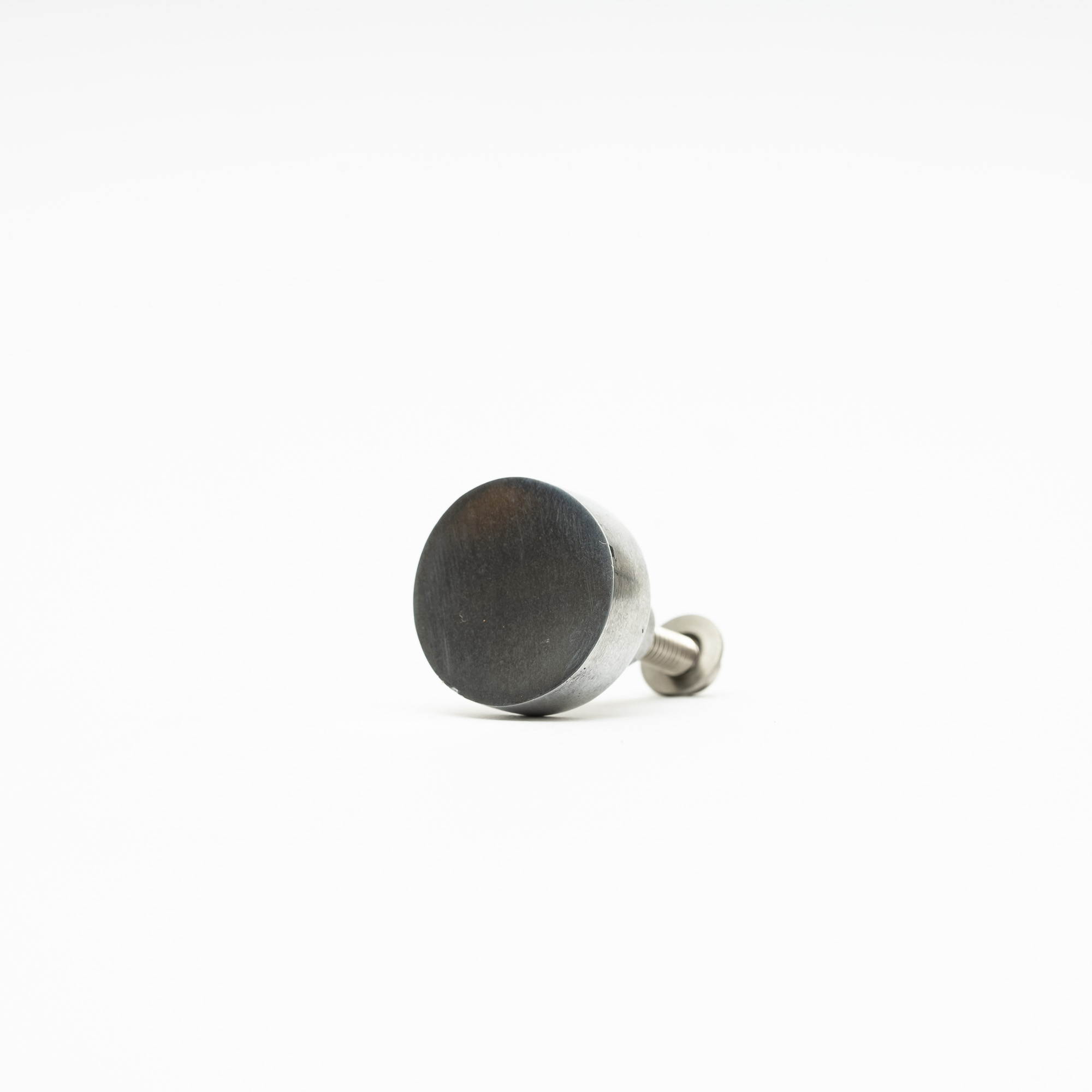 Knopp i silverfärgad aluminium