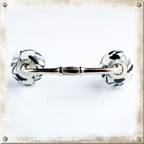 Griffe mit weißen Knöpfen mit schwarzem Muster, silber c/c 102 mm