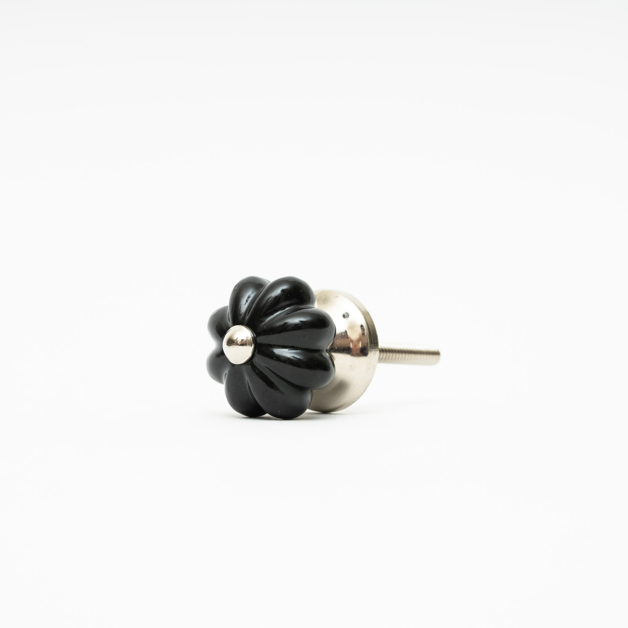 Schwarzer Porzellanknopf in Form einer Blume