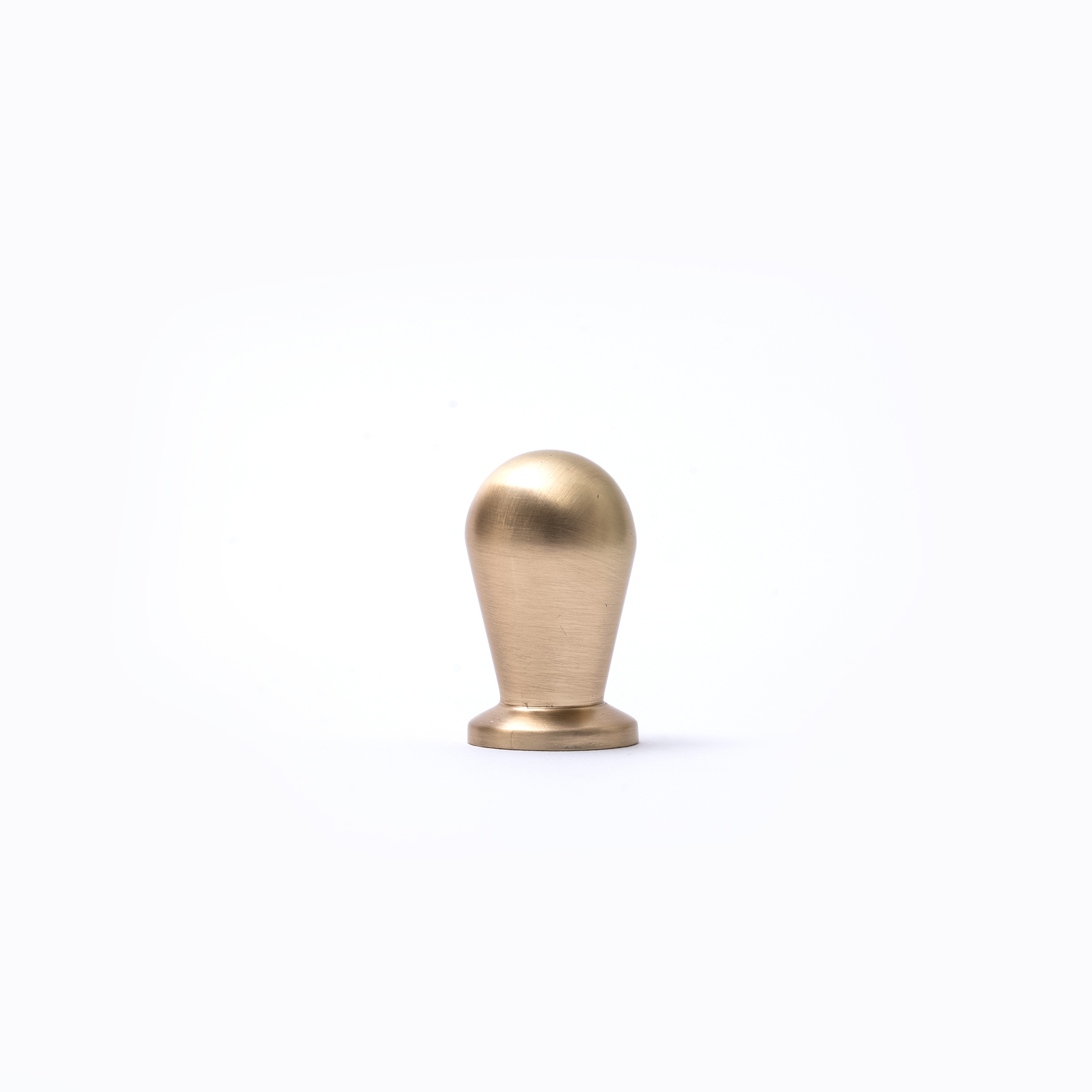 Liten skåpknopp i stilren design, matt guld