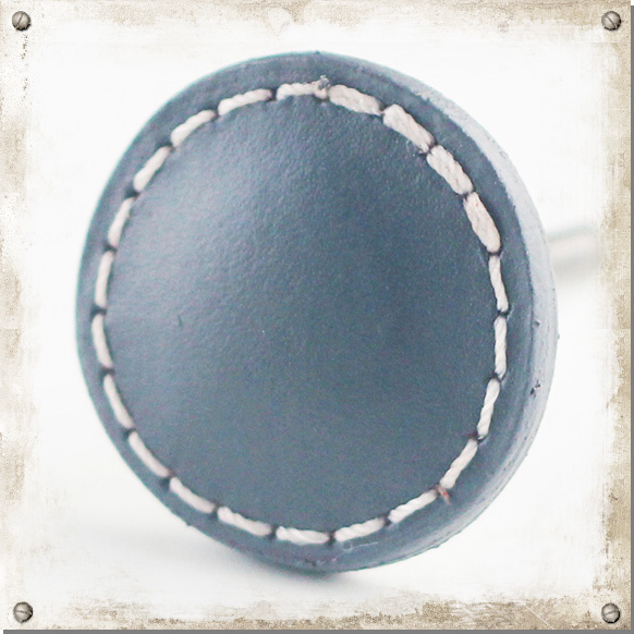 Runder Knopf aus Leder mit Naht, grau