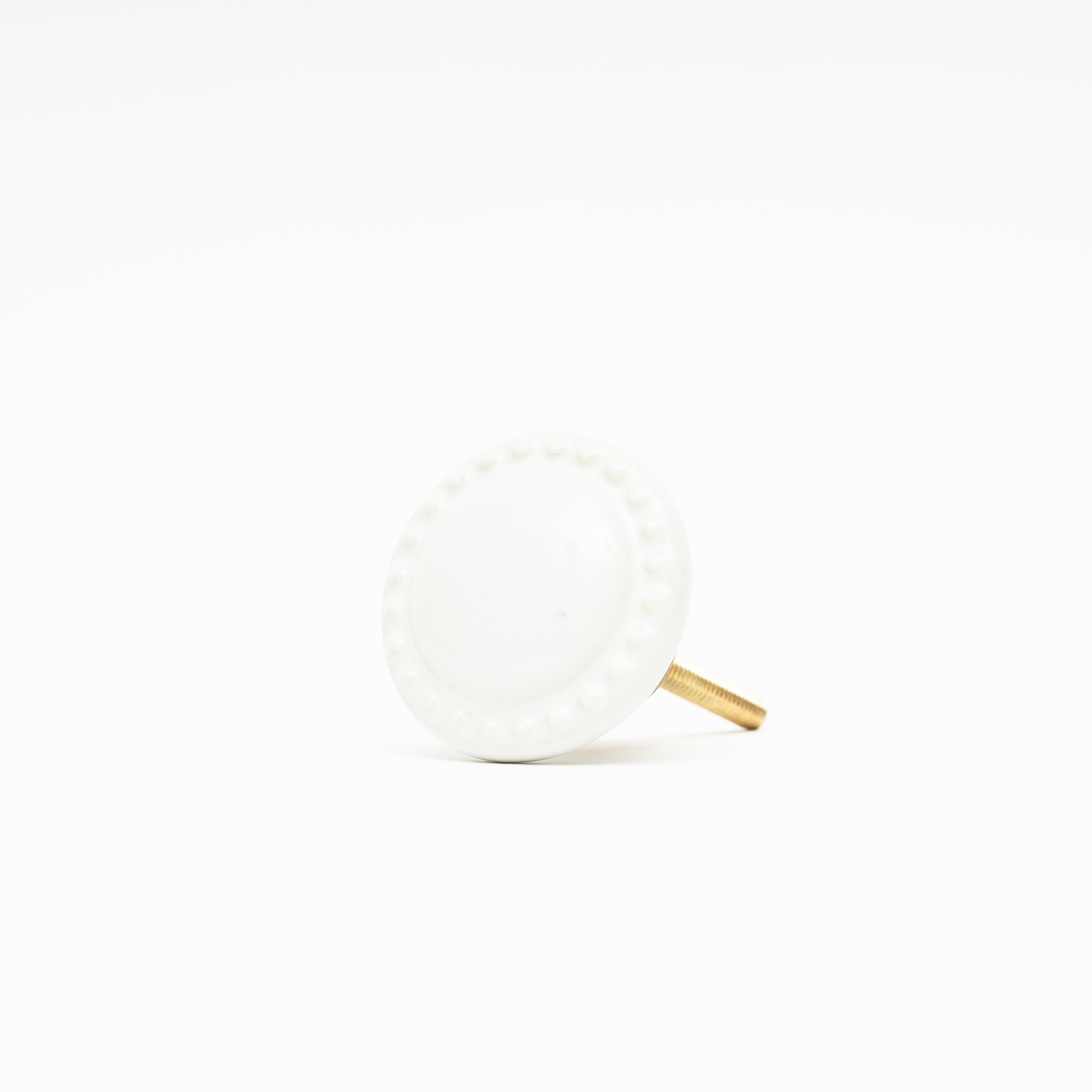 Vit knopp med vacker, mönstrad gammaldags kant shabby chic