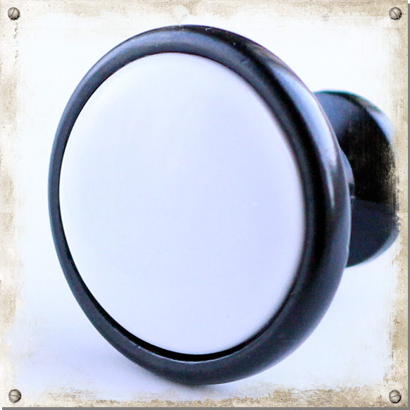 Pomo de cocina de metal negro con porcelana blanca.