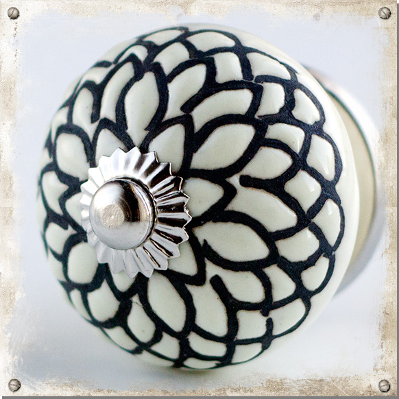 Heller Küchenknopf mit strukturiertem Blumenmuster