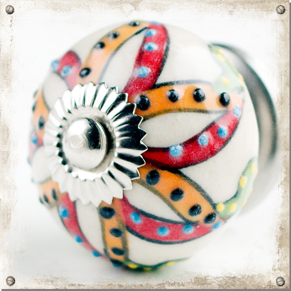 Porzellanknopf mit gepunktetem Blumenmuster
