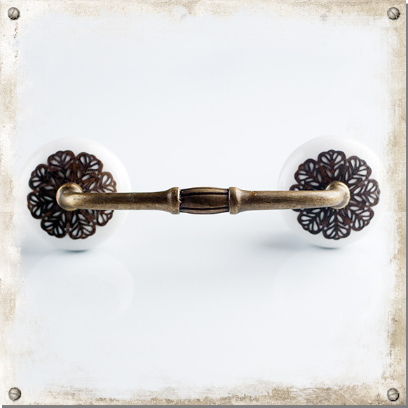 Griffe mit weißen Knöpfen und floralen Beschlägen, antik c/c 102 mm