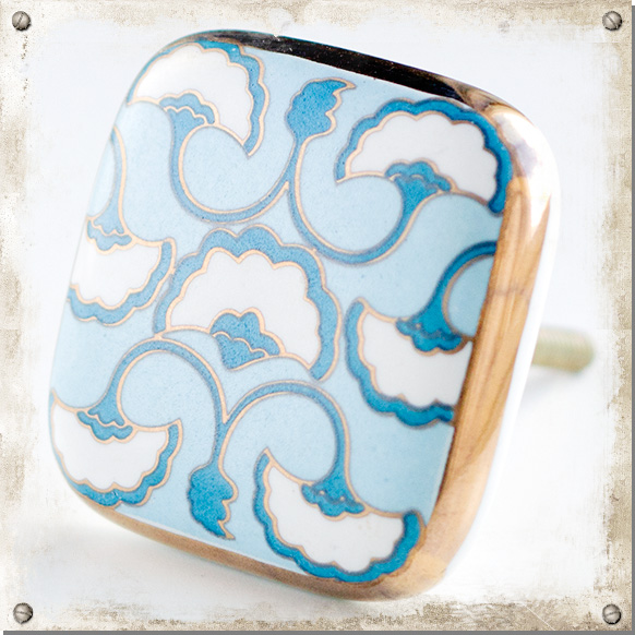 Großer quadratischer Knopf mit blauem Muster