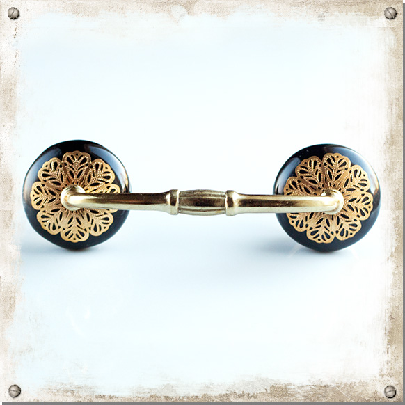 Griffe mit schwarzen Knöpfen und floralen Beschlägen, gold c/c 102 mm