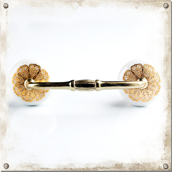 Griffe mit weißen Knöpfen und floralen Beschlägen, gold c/c 102 mm