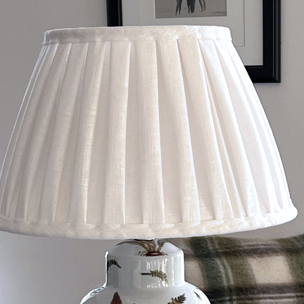 Handsydd veckad lampskärm (linne)
