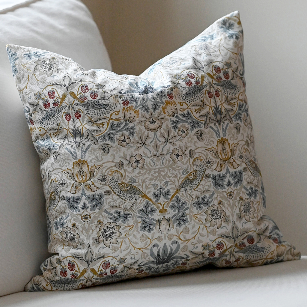 Kuddfodral Strawberry Thief Linen - William Morris