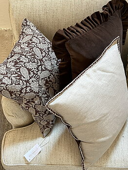 Kuddfodral Velvet Brown med volang