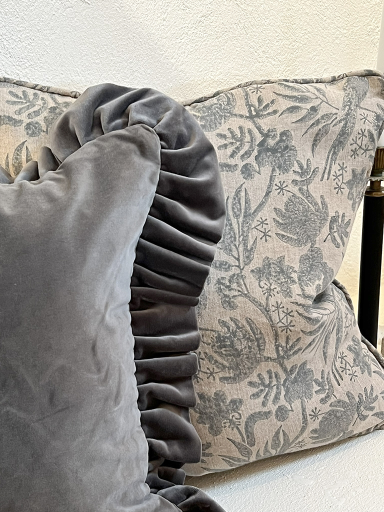 Kuddfodral Sammet med volang Dusty Blue - 2