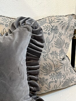 Kuddfodral Sammet med volang Dusty Blue
