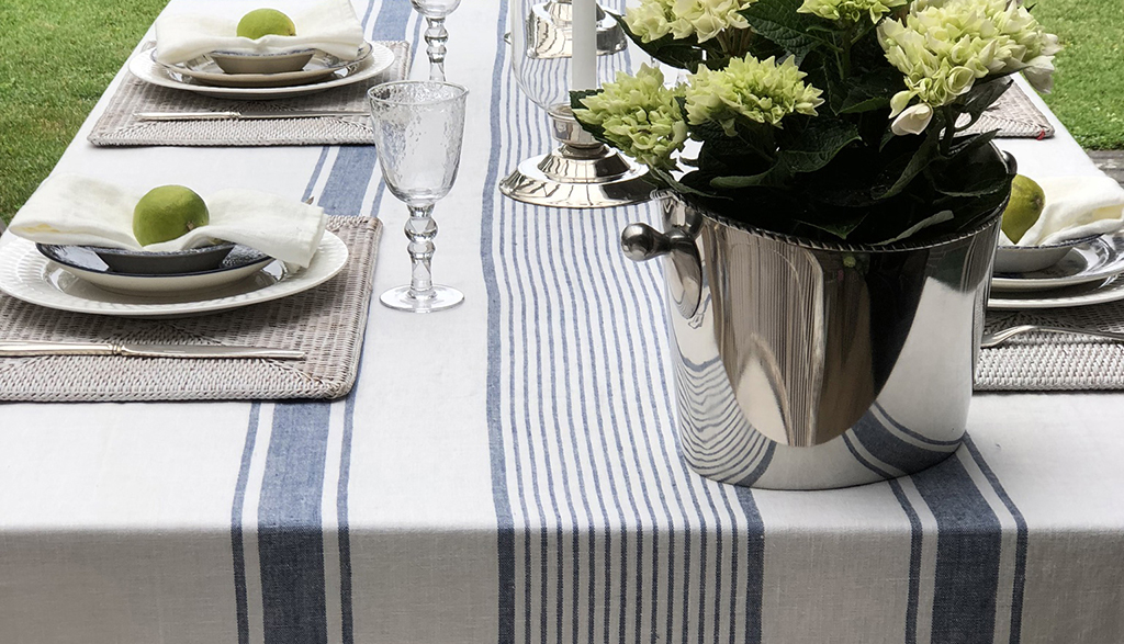 Dukat sommarbord med blå och vitrandig duk