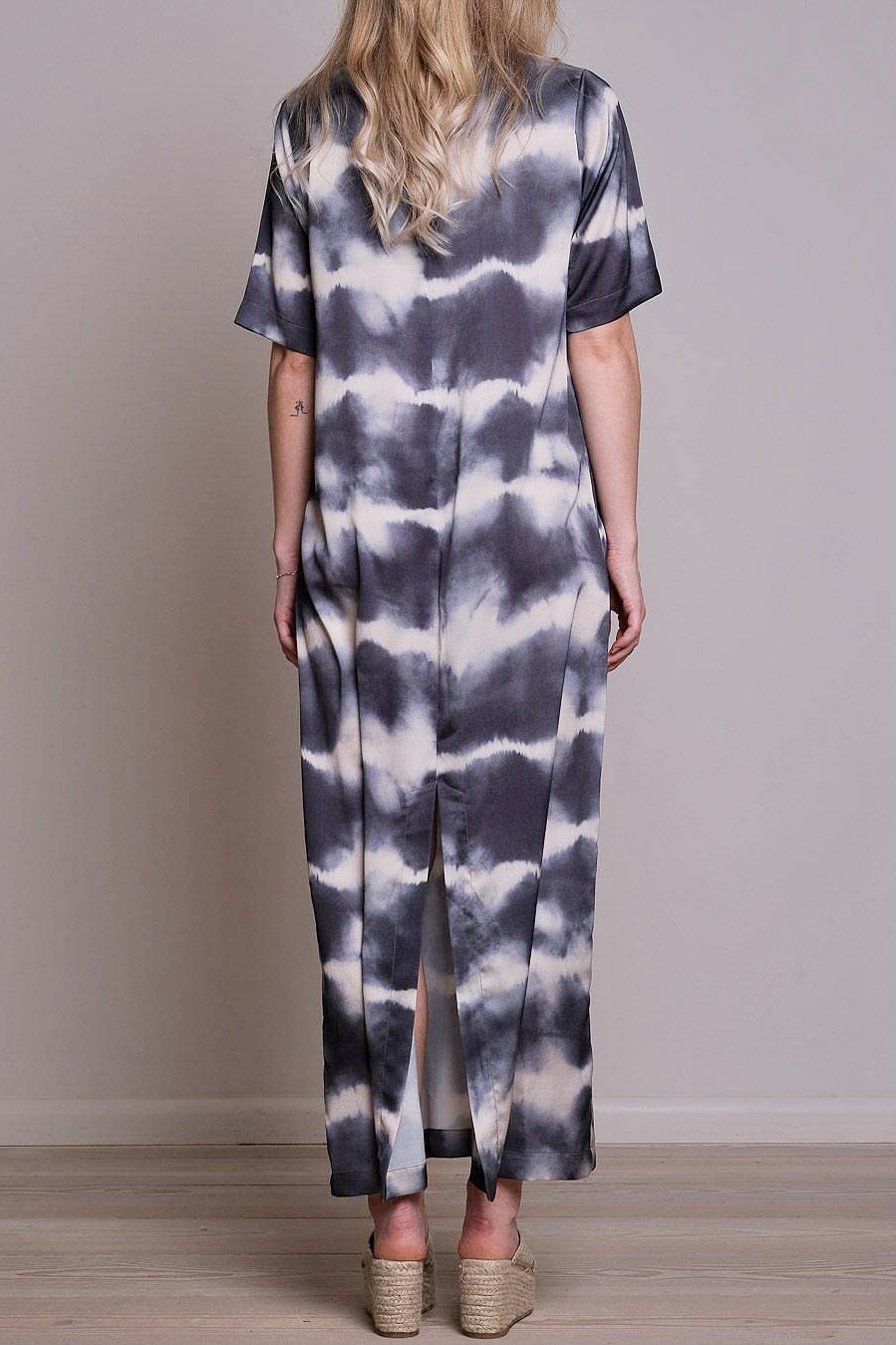 Neo Noir - Larri Satin Tie Dye Dress Antracit - 2