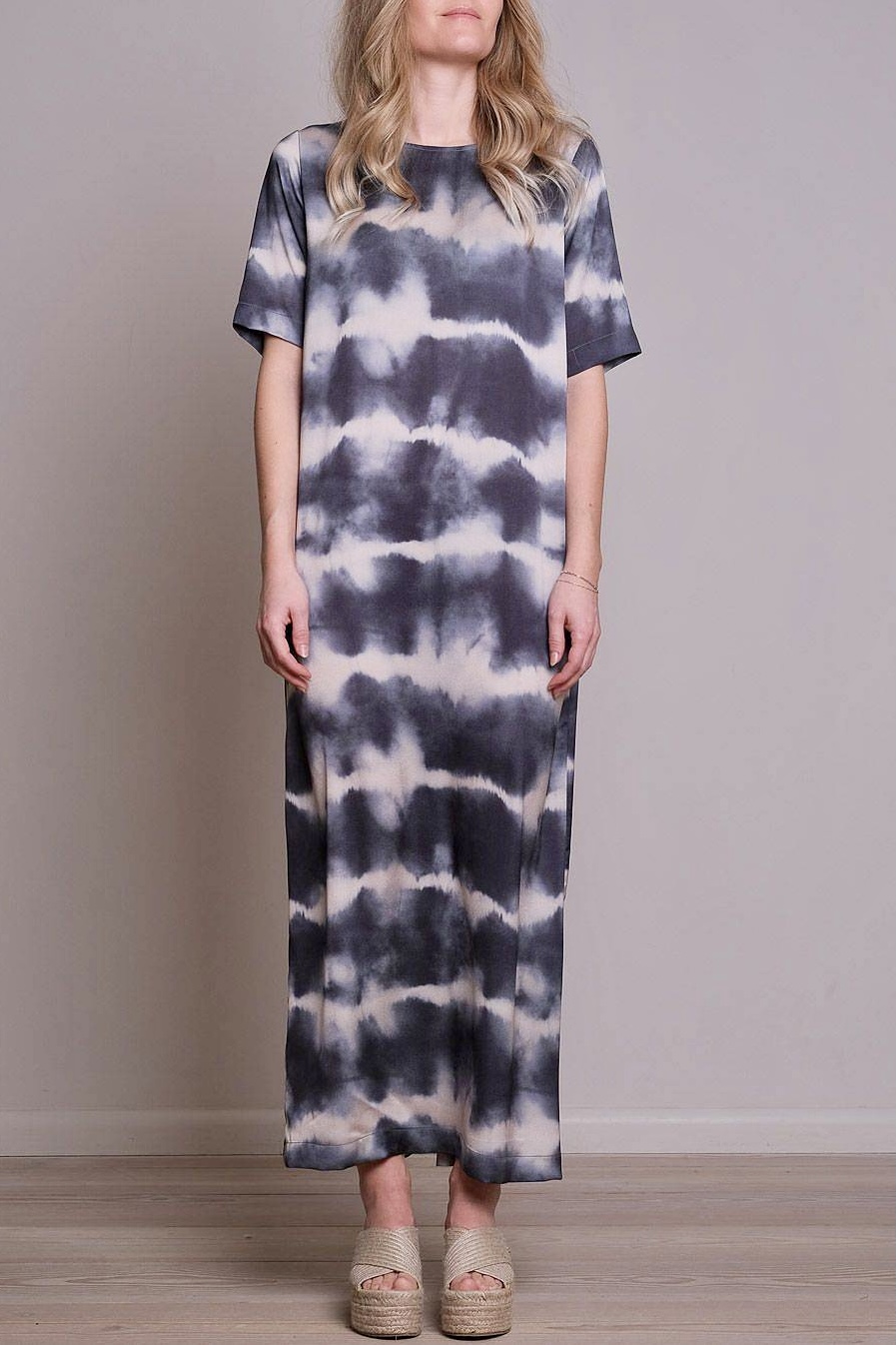 Neo Noir - Larri Satin Tie Dye Dress Antracit