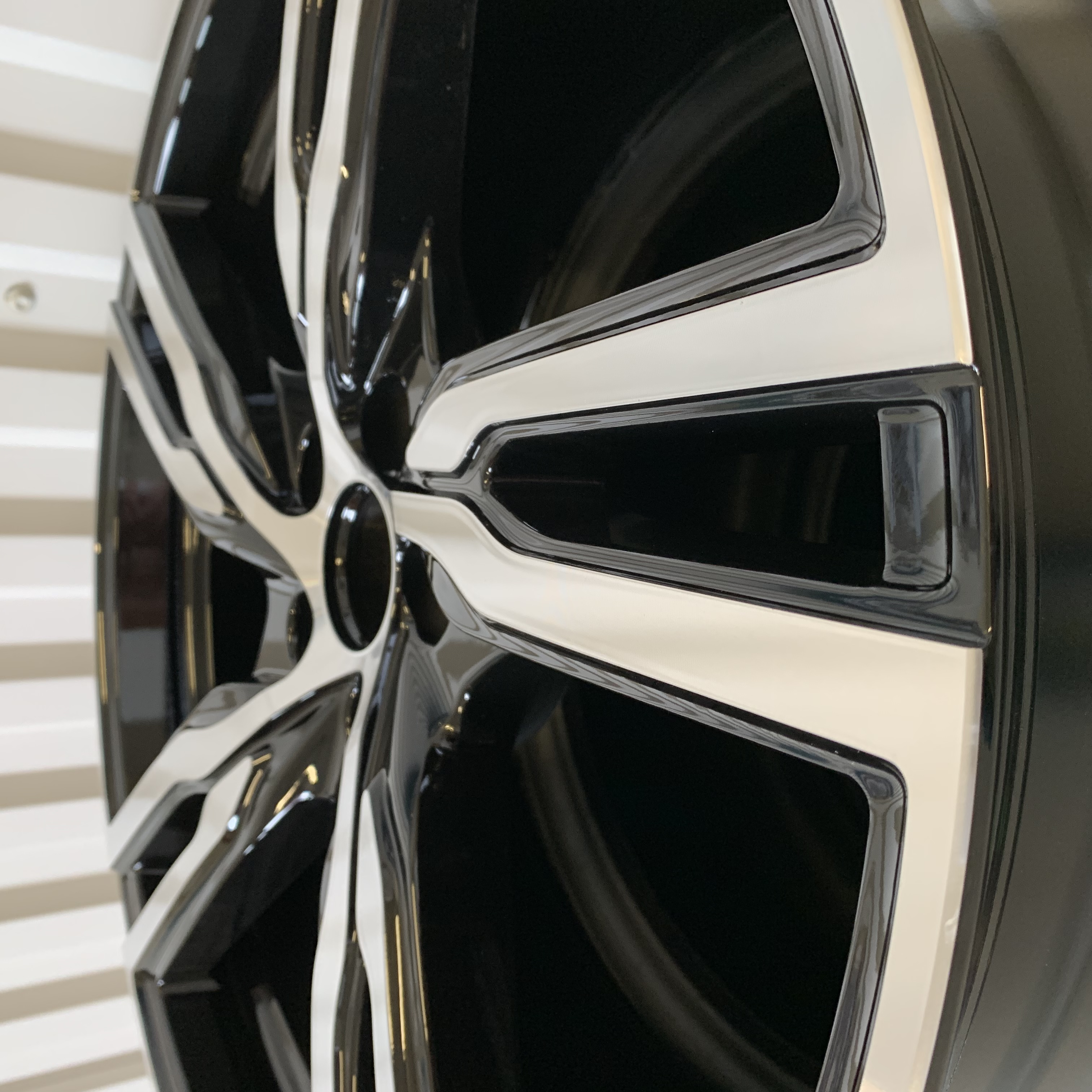 20" R spoke Black/pol 5x108 - 4
