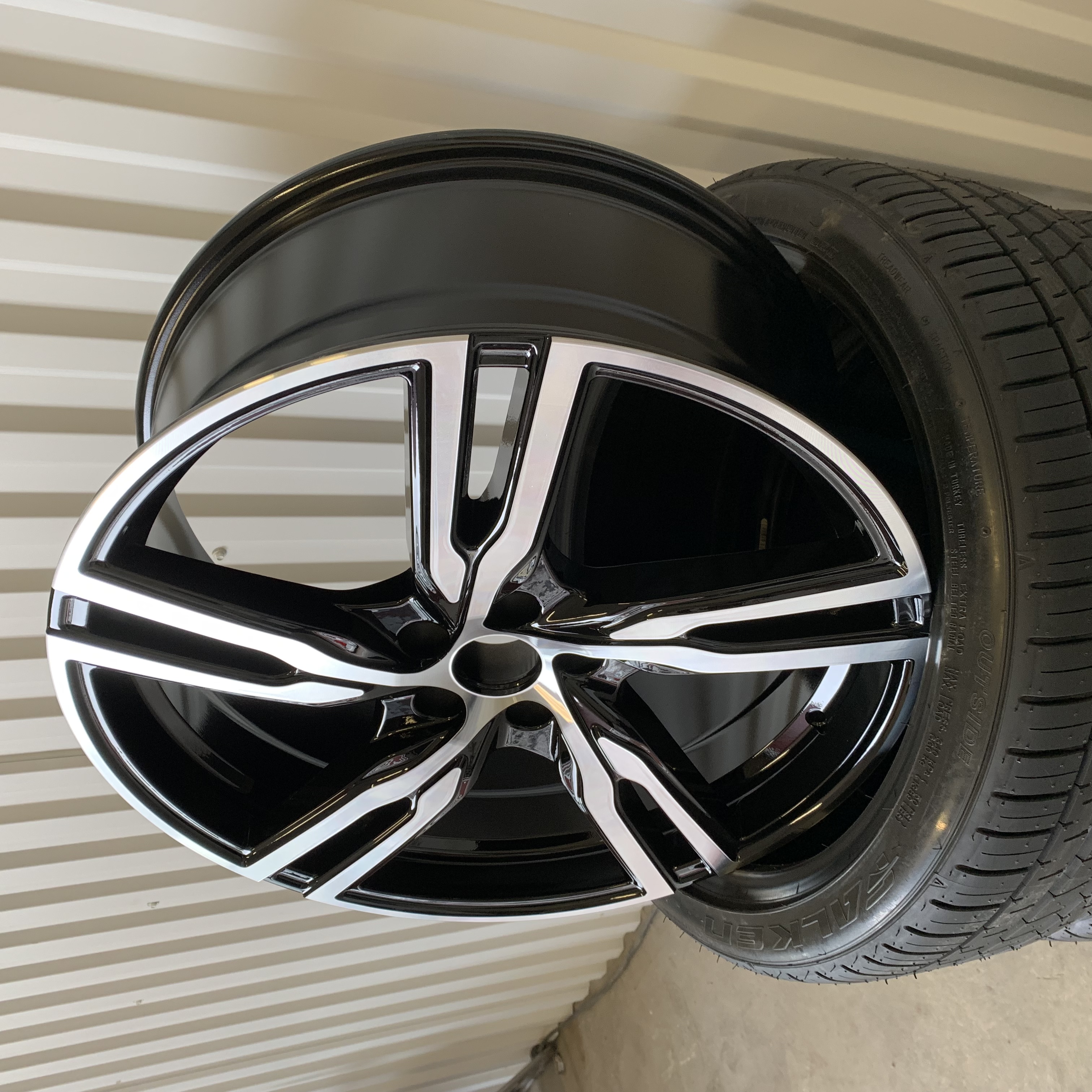 20" R spoke Black/pol 5x108 - 2