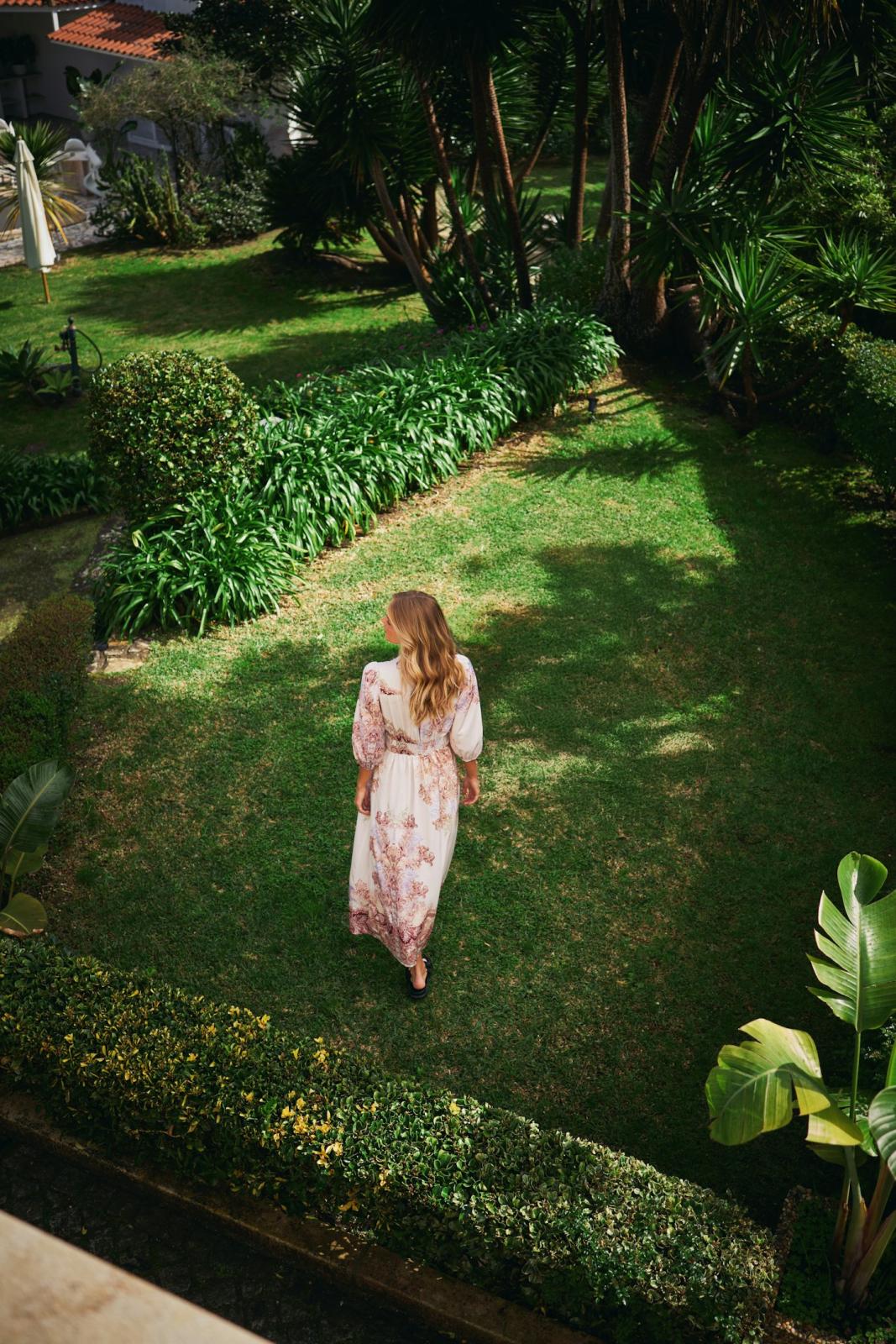 Neo Noir Stellar Artist Paisley Dress, Ivory Modelin