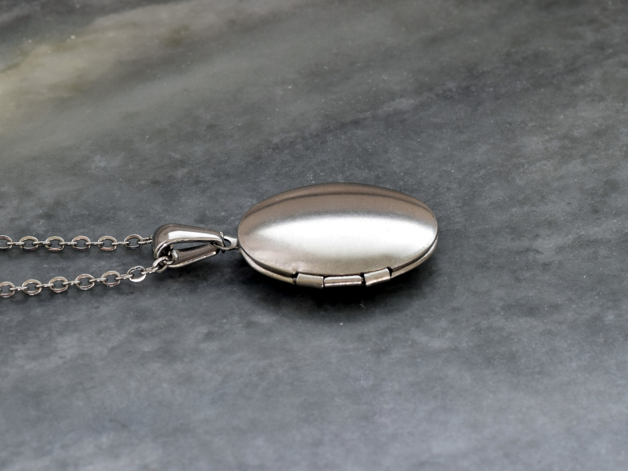 Oval Öppningsbar Berlock Halsband i Rostfritt Stål, Enkelt Hänge med Hålrum Smycke - 3