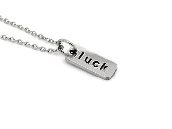 Luck Text Halsband i Rostfritt Stål, Tag med Lyckligt Budskap Hänge, Lycka eller Tur Smycke