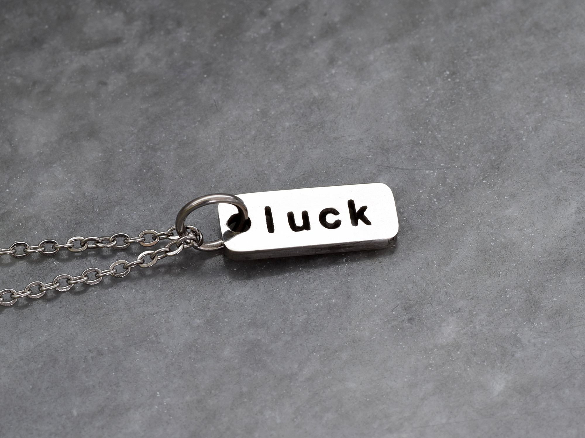 Luck Text Halsband i Rostfritt Stål, Tag med Lyckligt Budskap Hänge, Lycka eller Tur Smycke - 2