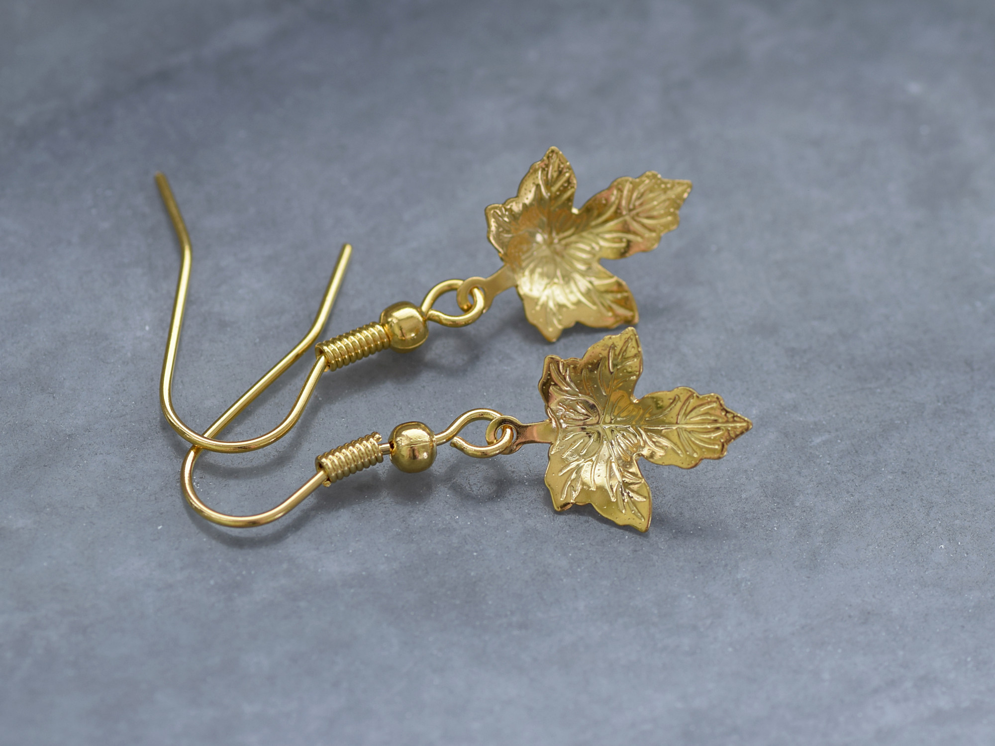 Guld Lönnlöv Örhängen i Rostfritt Stål, Lönn Örhänge, Natur Accessoar, Löv Smycke - 2
