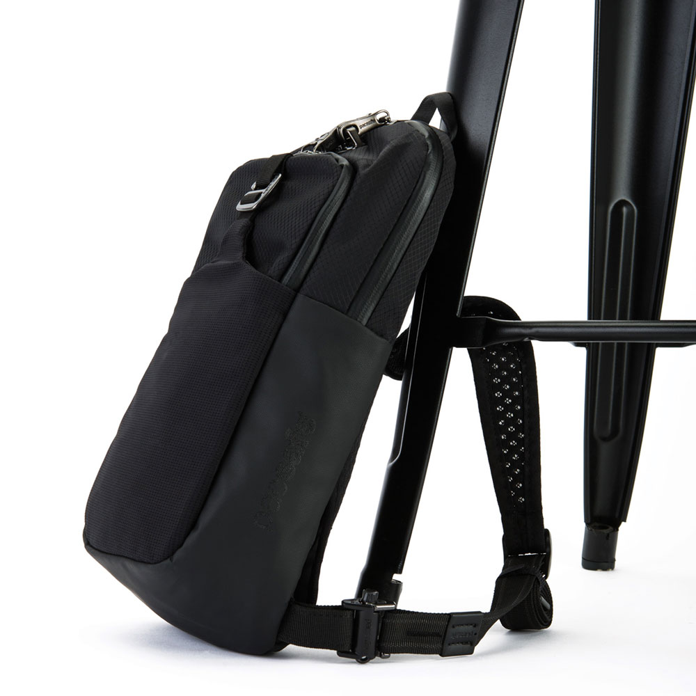 Säkerhetsväska - PACSAFE Venturesafe X Sling Pack Black - 11