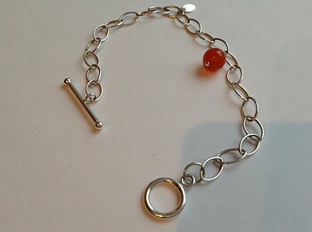 Armband med röd karneol