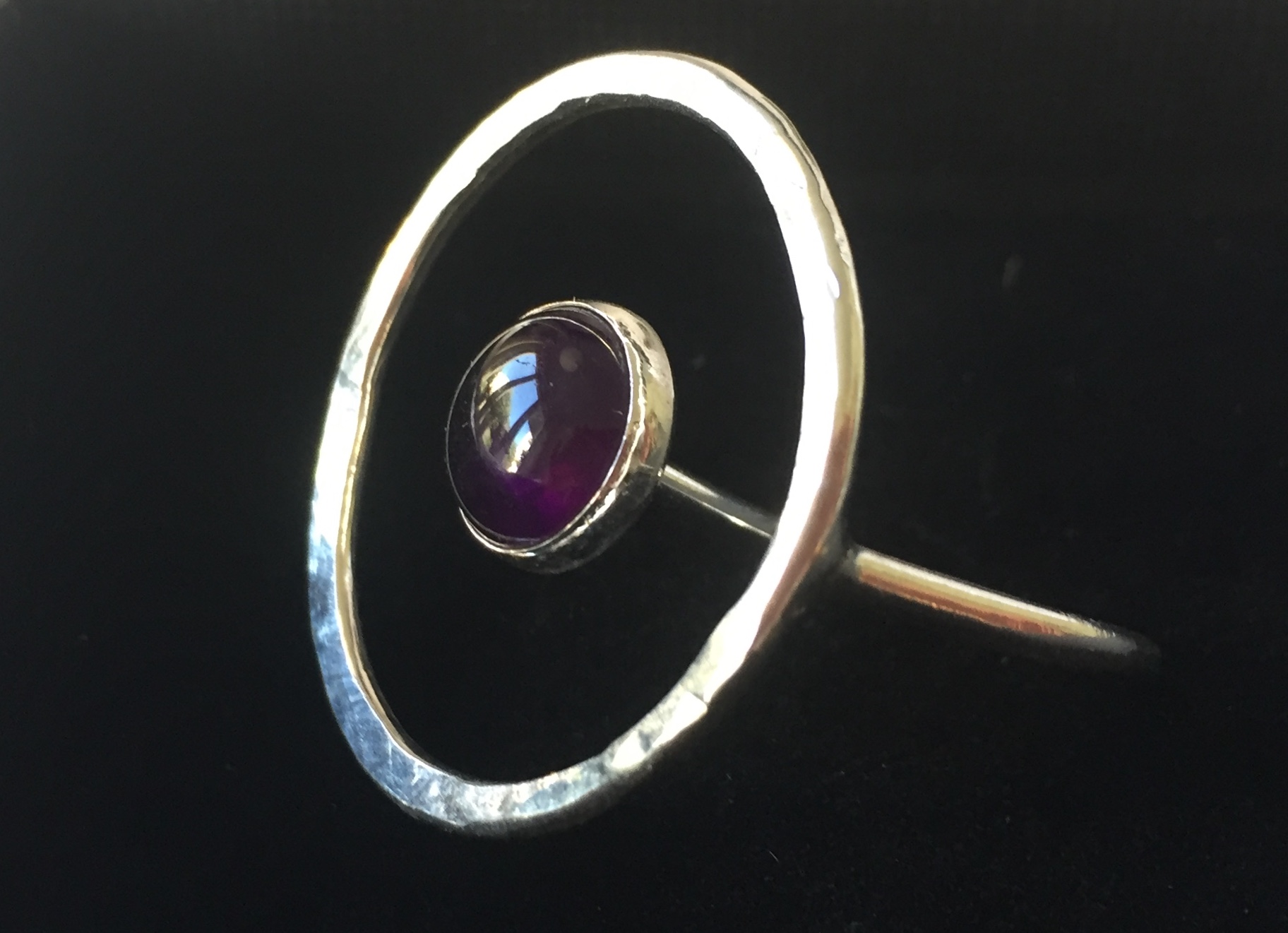 Ring Saturnus, med halvrund sten