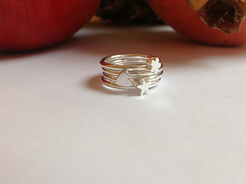 Ring "fyra i en". Hjärta, stjärna, blomma och slät.
