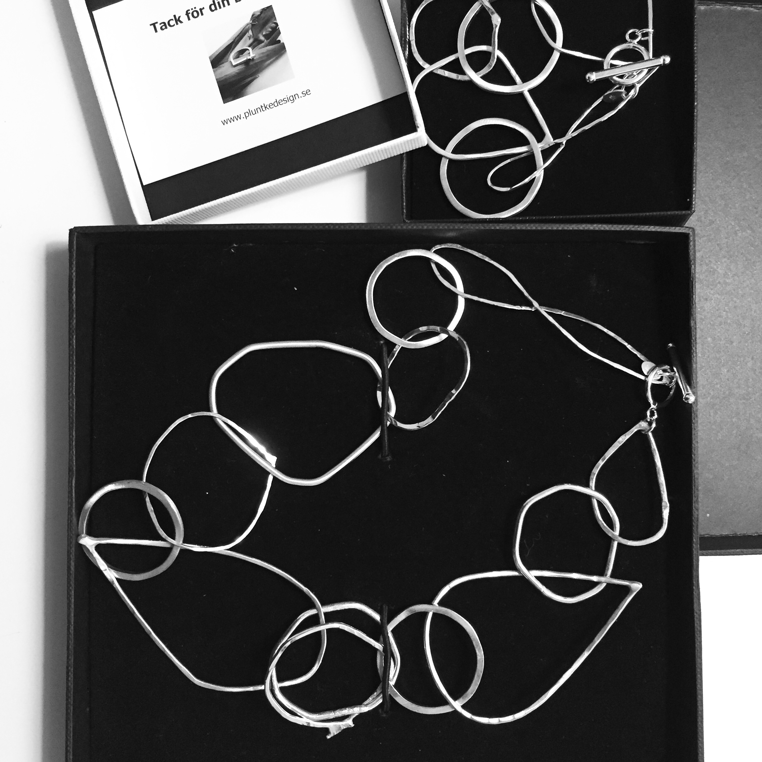 Halsband Design. Länkar med bygellås