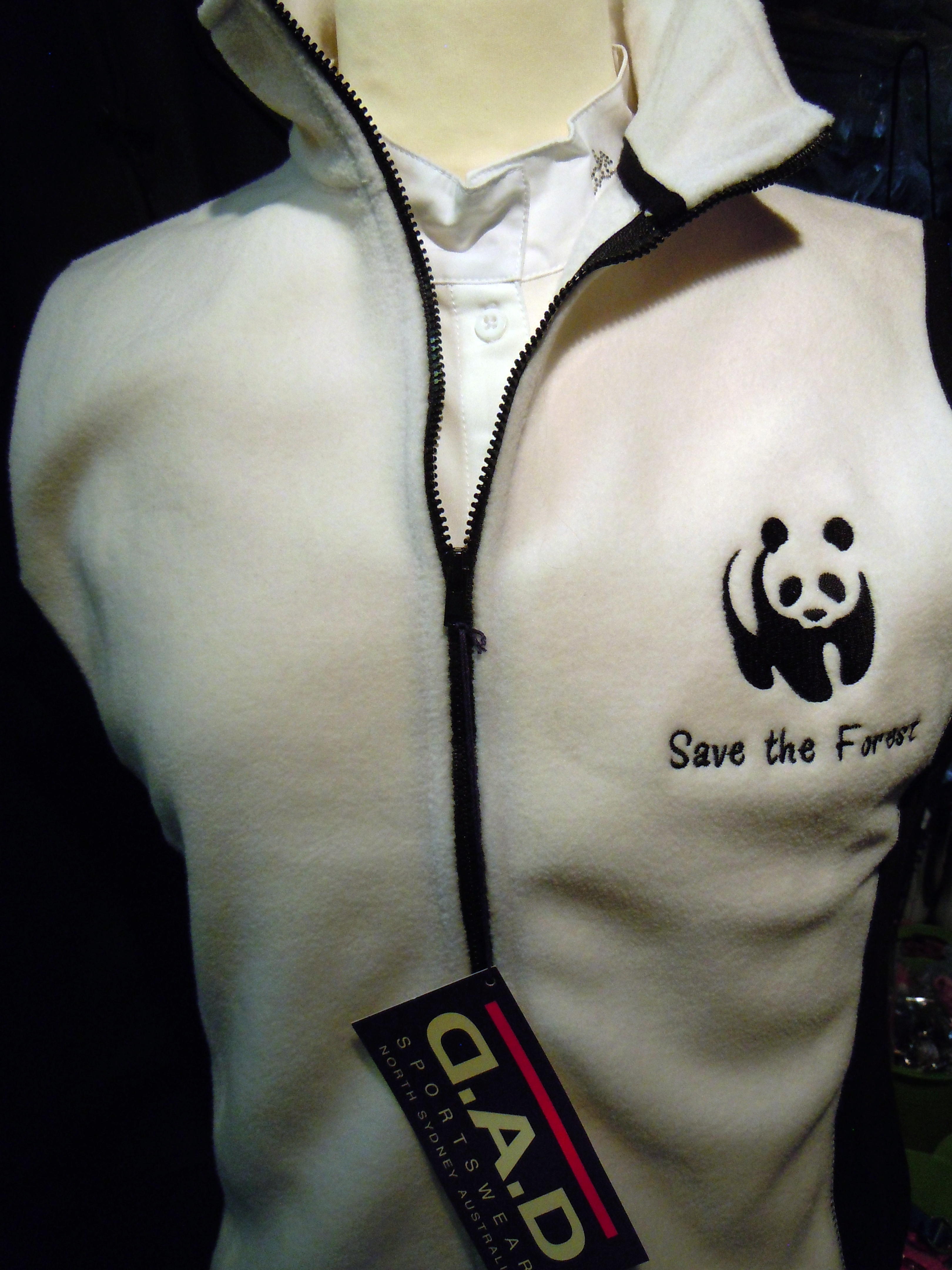 Väst Vit/svart med brodyr "Save the Forest"