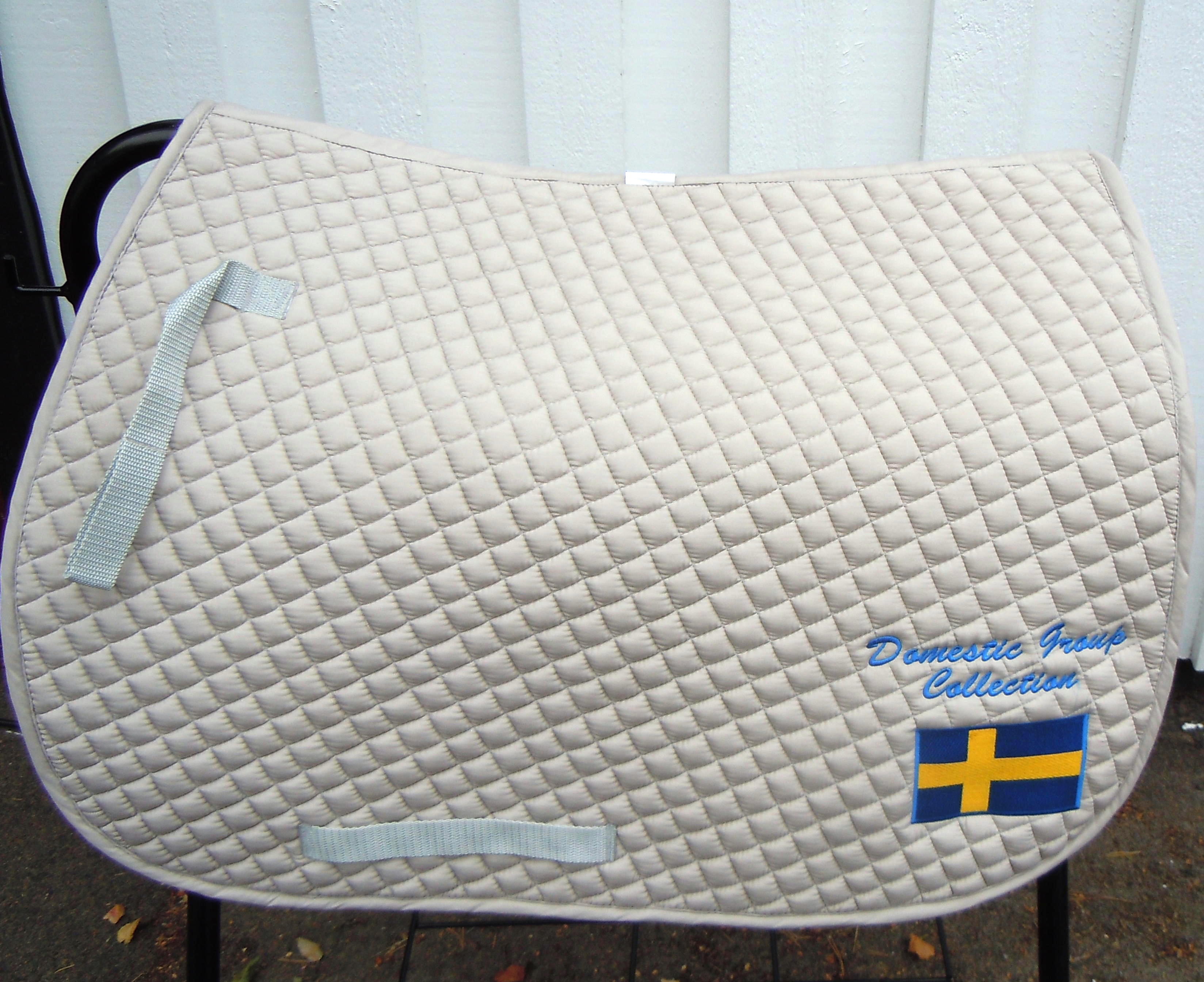 Schabrak med broderad Sverige flagga + text