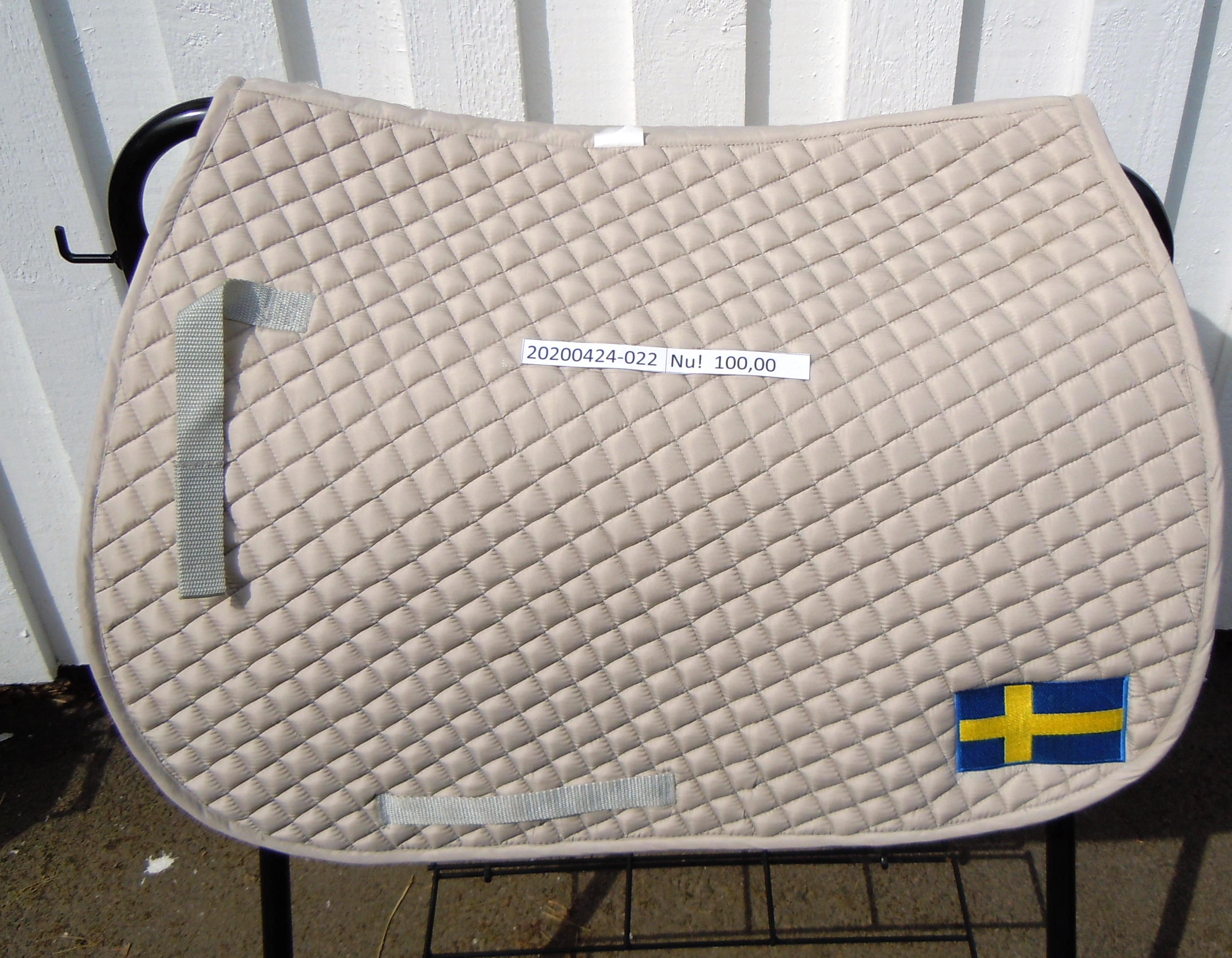 Beige schabrak broderad flagga