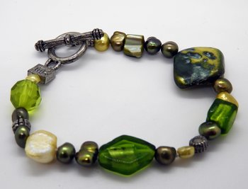 Armband olika gröna stenar