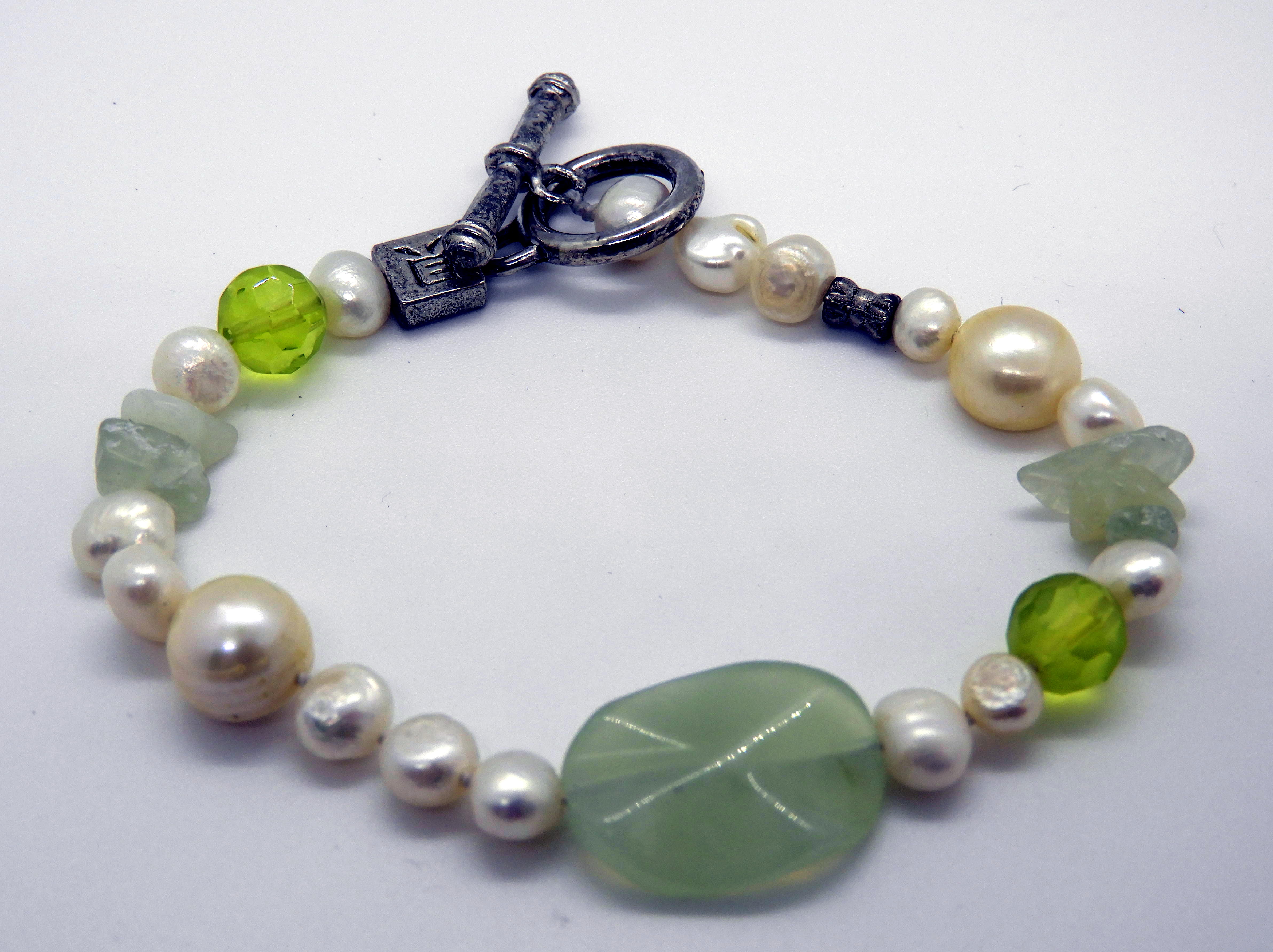 Armband olika gröna stenar mm.