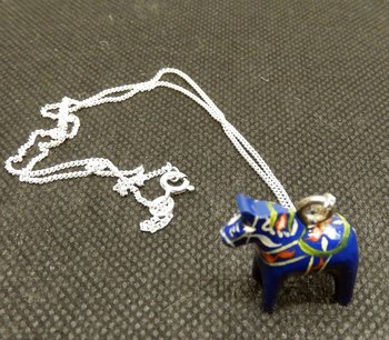 Halsband med Dalahäst blå 3 cm